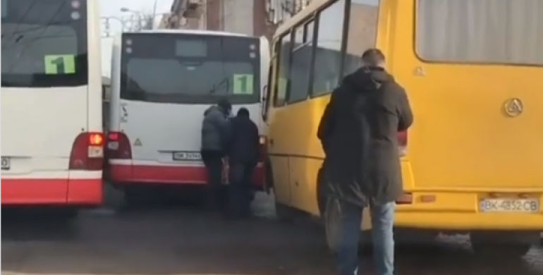 «Перший пішов»: новенький рівненський автобус потрапив у ДТП (ВІДЕО)